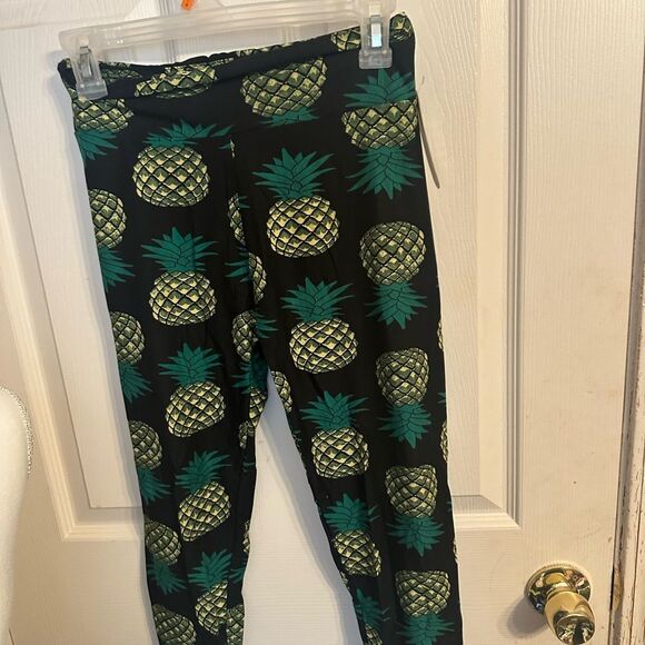Eevee Black Capri  Leggings with Pineapple Print Onesize Brand New - Picture 1 of 8